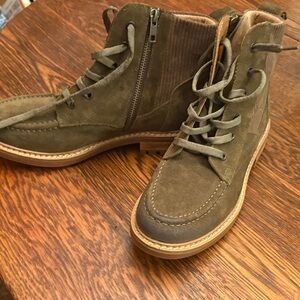 Women's Dk. Sage w/ Brown accent.